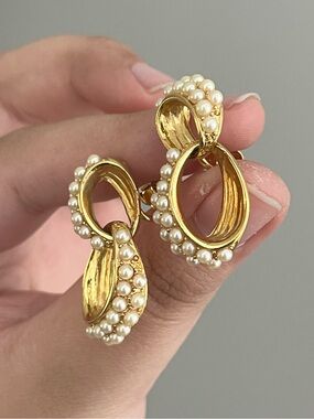 Vintage Richelieu Mini Pearl Cabochon Interlocking Chain Drop Clip-On Earrings